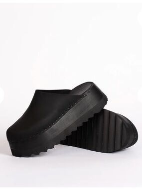 Bryr Black Platform Clog Mules